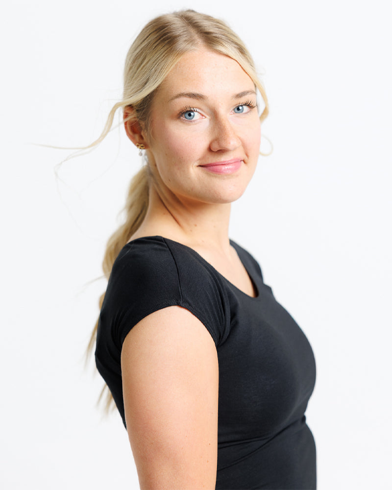 Blond lady wearing a  stylish cotton black Tshirt.