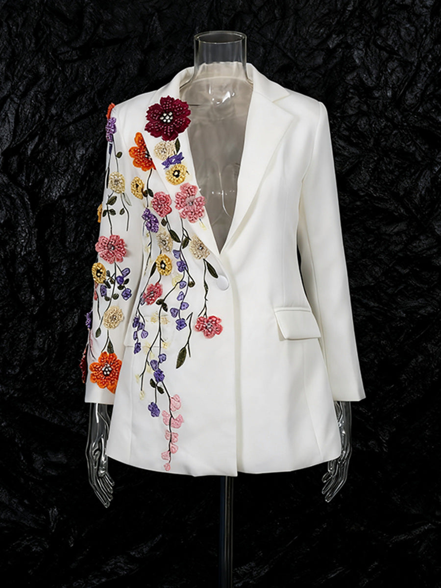 White blazer with floral embroidery on a mannequin very elegant for night parties