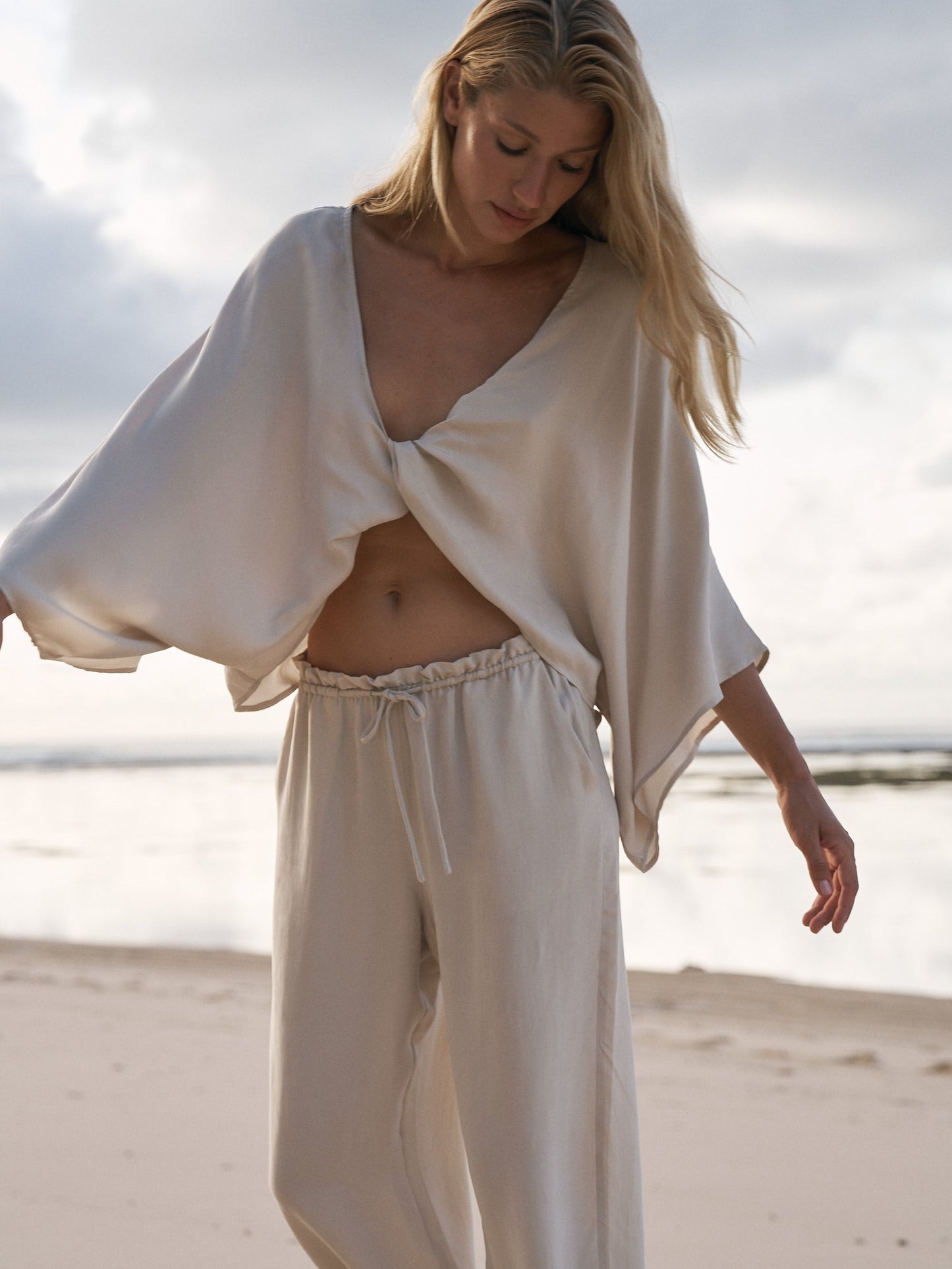Flowing wide-leg pants with elastic waistband and side pockets