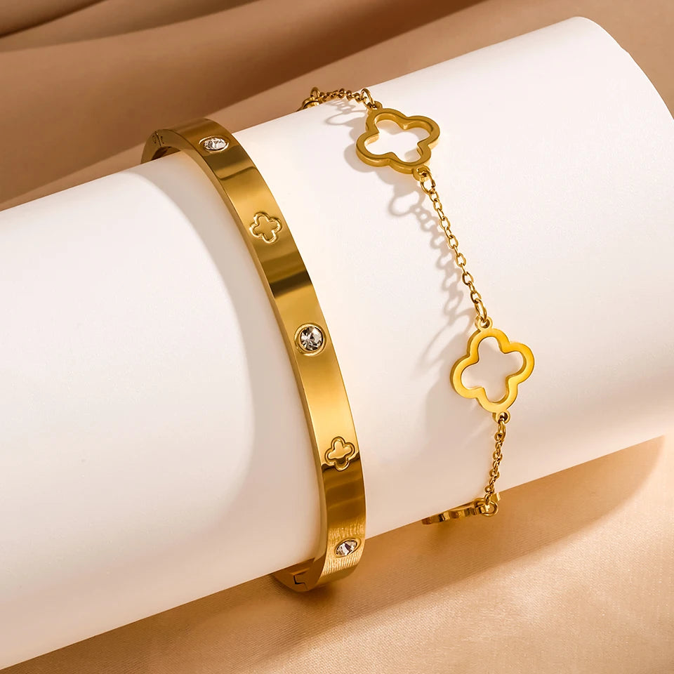 Gold bracelet with clover-shaped links