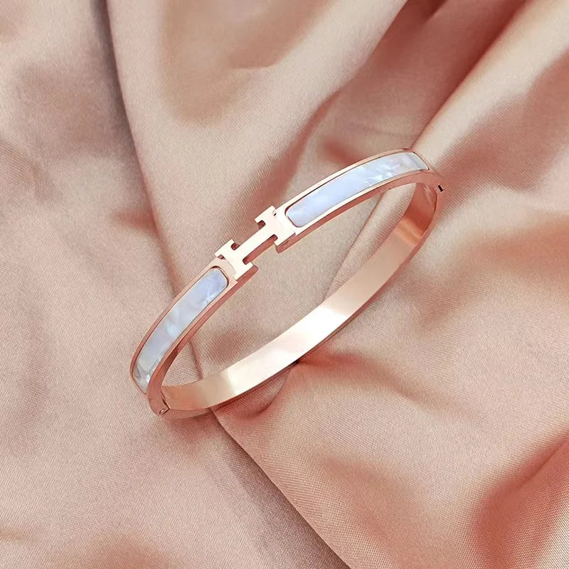 Rose gold H bracelet with a light-colored