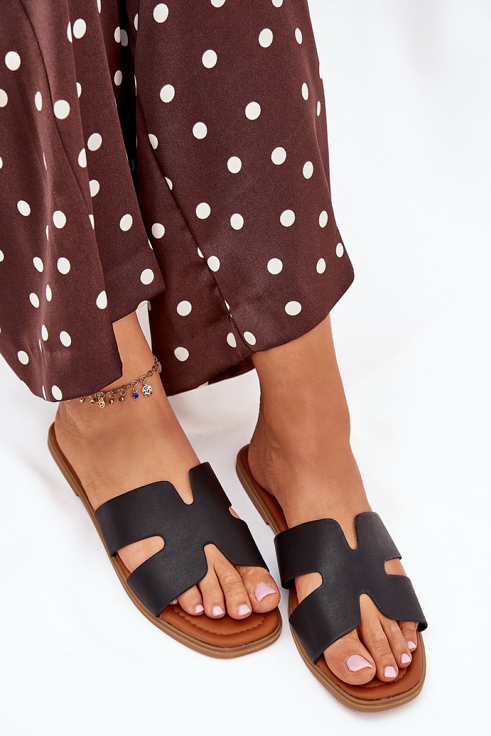 Lightweight black sandals —ideal for everyday wear