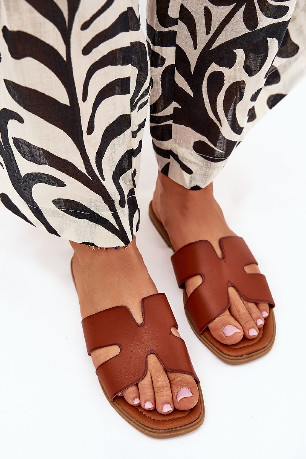 Flip-flops in brown leather