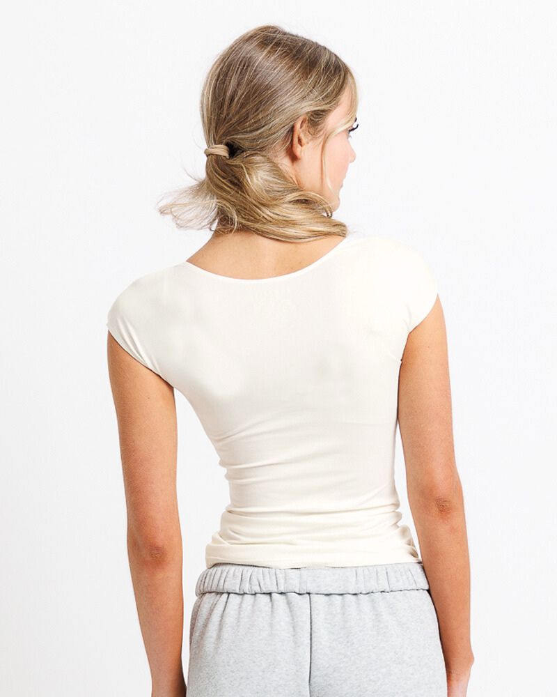 back of a young lady wearing a all cotton white top with short sleeves