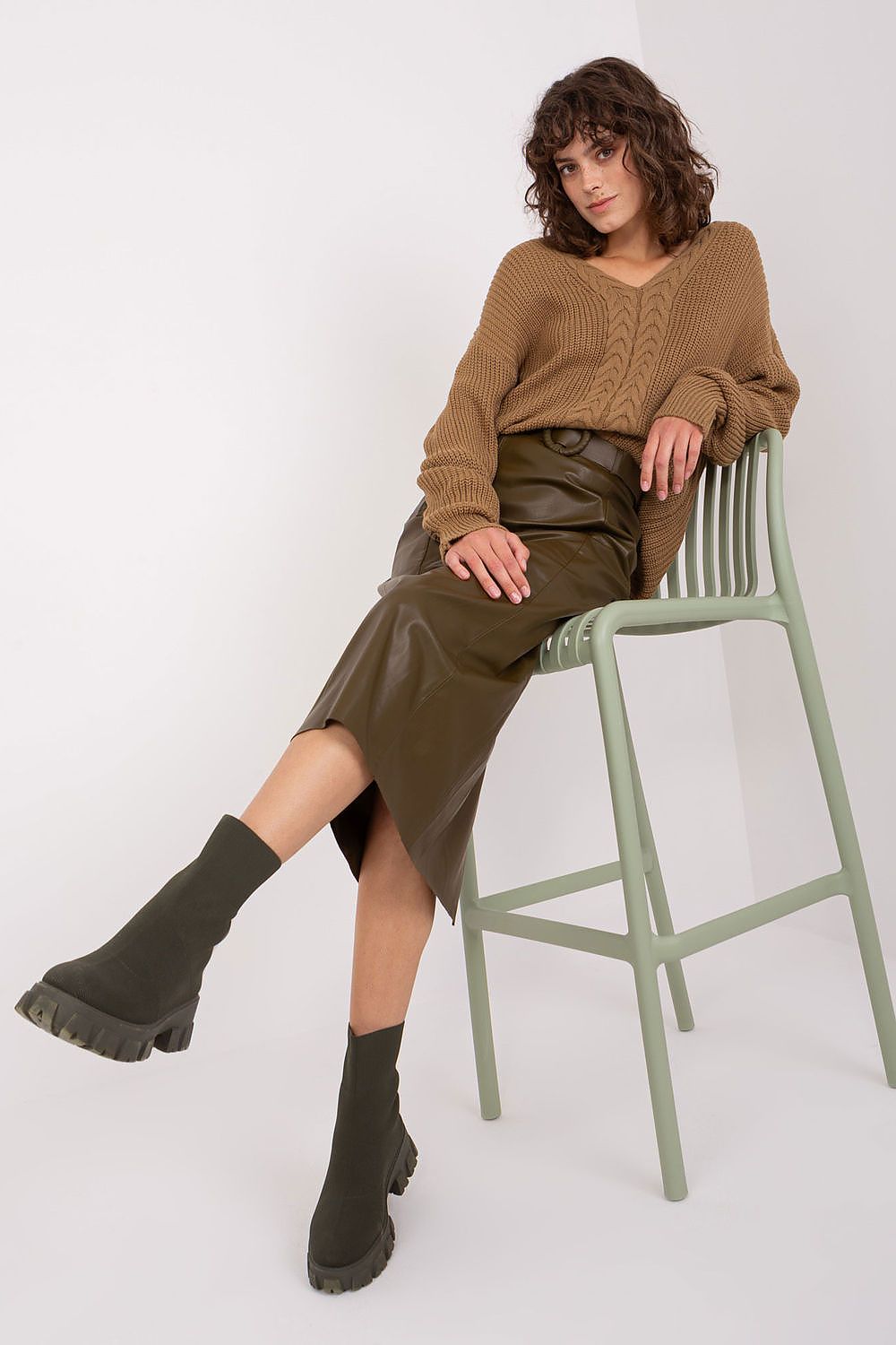 A women wearing a sustainable linen blend sweater 