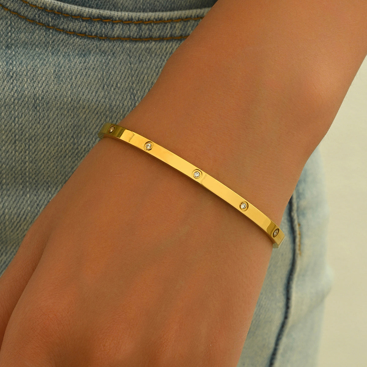Gold bracelet with small stones 