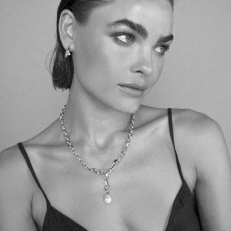 Elegant long gold necklace with geometric pearl pendant