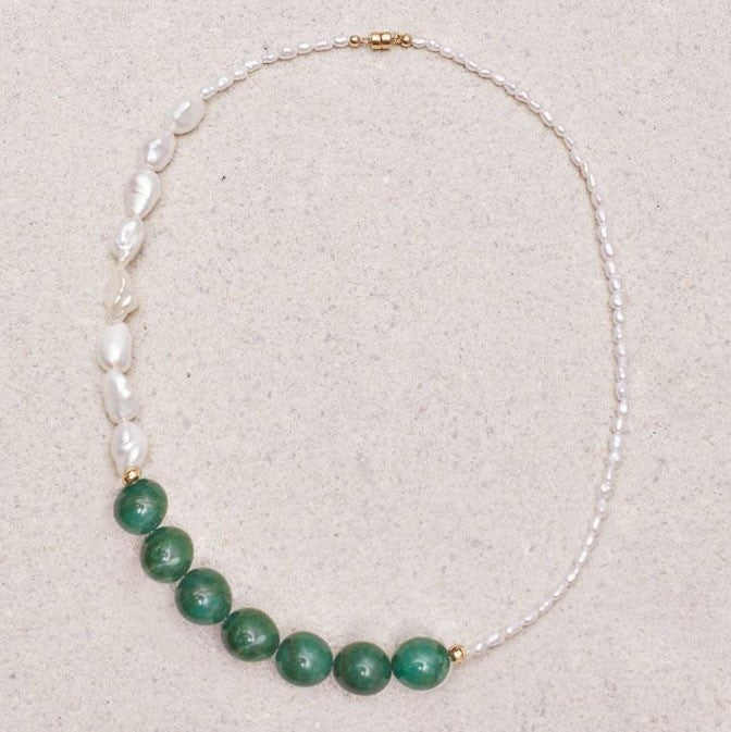 Necklace with green beads and white pearls 