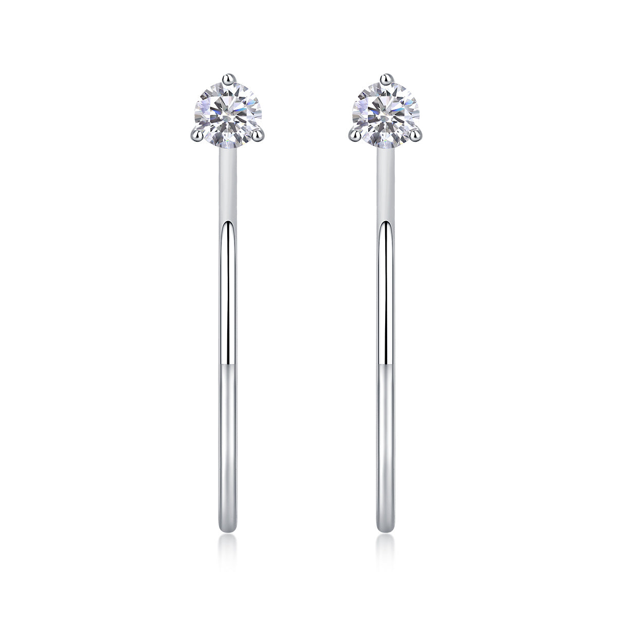 Pair of silver earrings with clear  moissanite diamond 