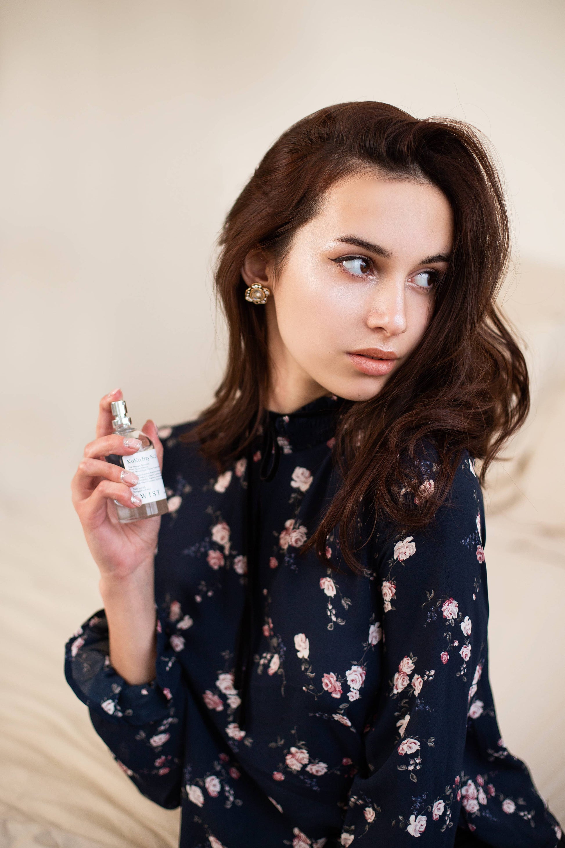 Leather-based eau de parfum with powdery floral undertones

