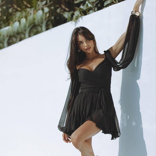 Black  solid color short dress – close-up detail of slim fit cut 