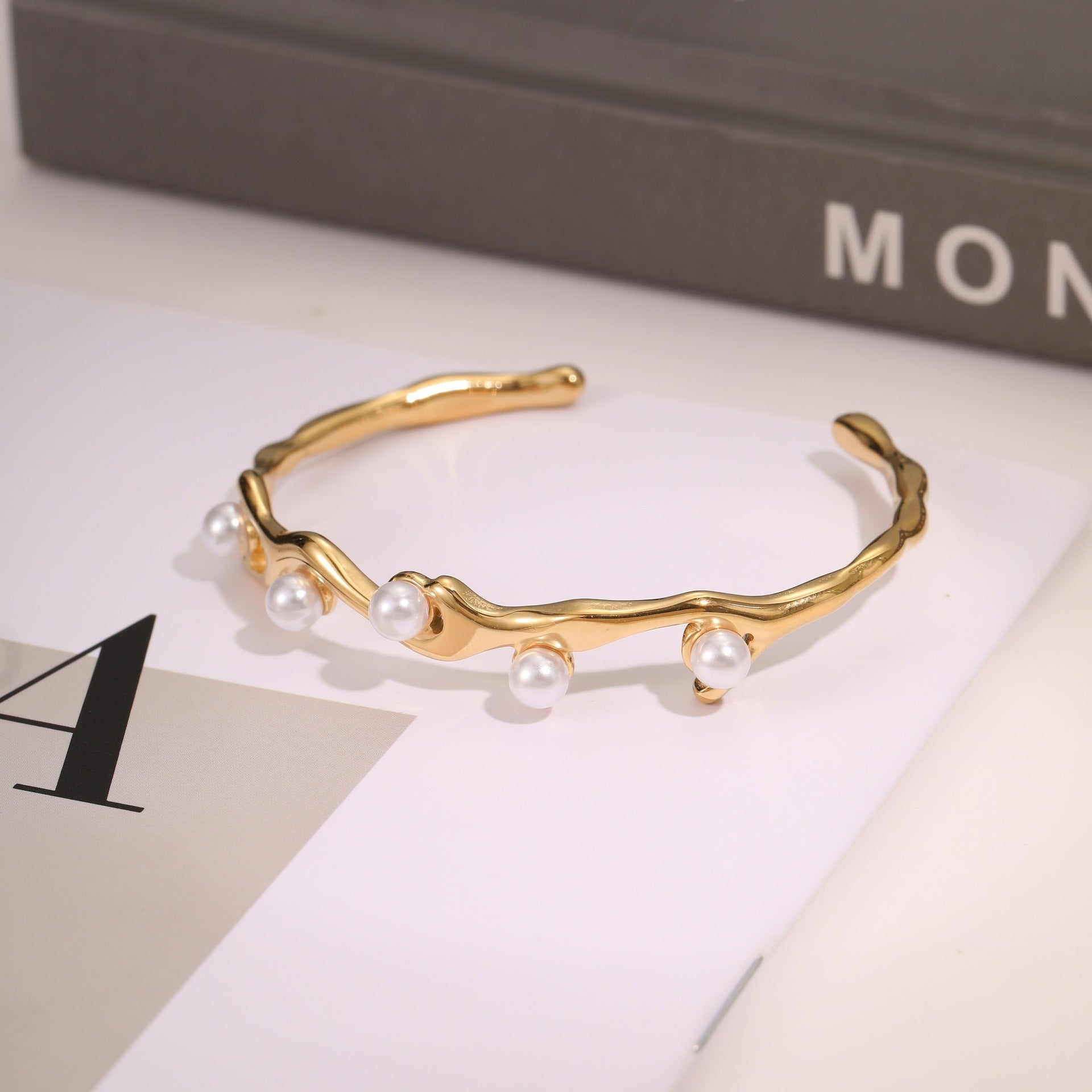Gold bracelet with pearls 