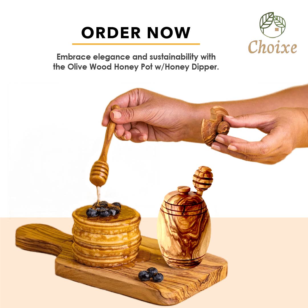 Olive wood honey pot with honey dipper on a wooden board, with 'Choixe' branding.