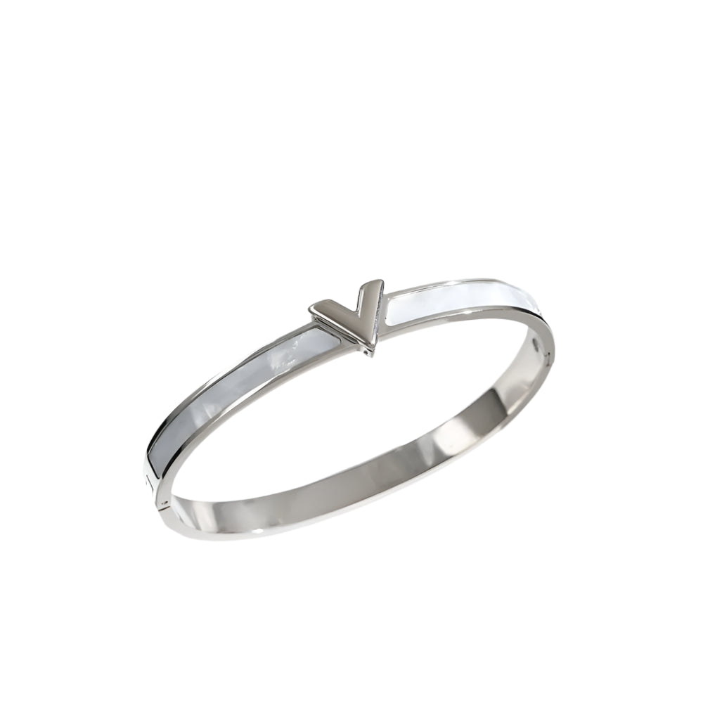 Silver bracelet with a V-shaped design 
