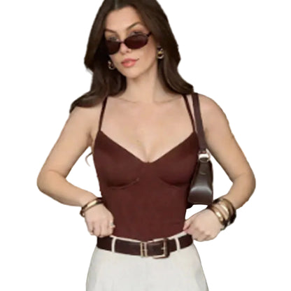Woman wearing a brown top and white pants i