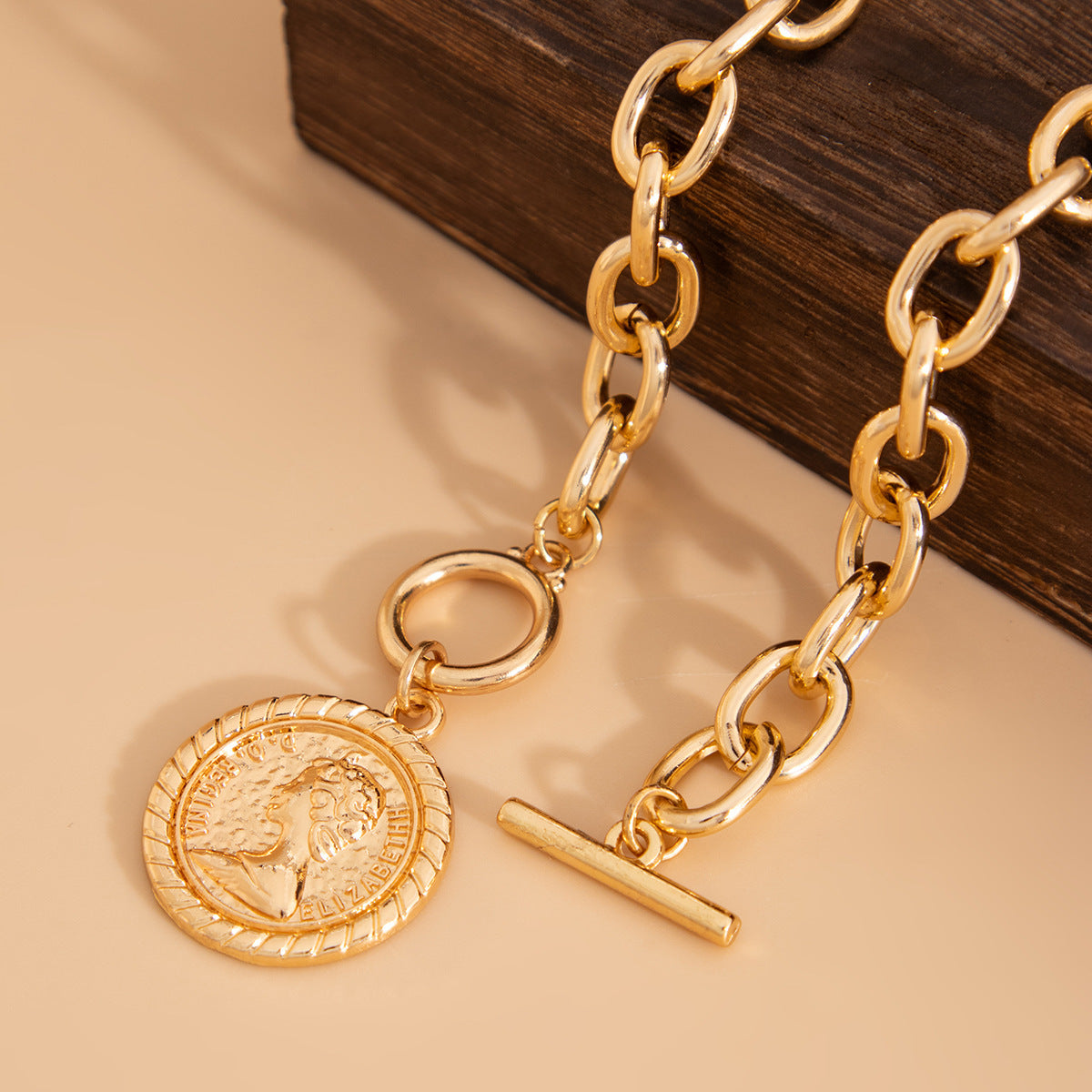 Minimalist gold round pendant on a big chain necklace 