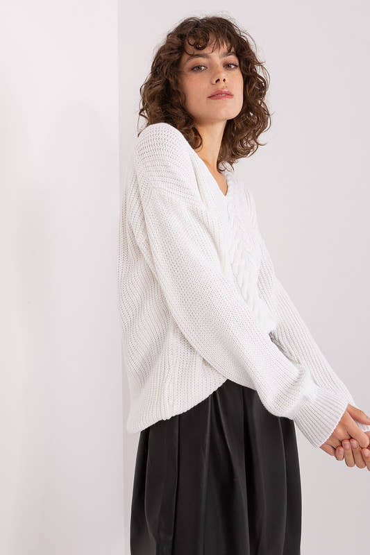 Elegant white textured V-neck sweater with long sleeves 