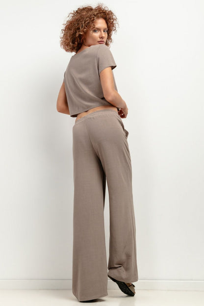 Comfortable brown linen trousers with elastic waist