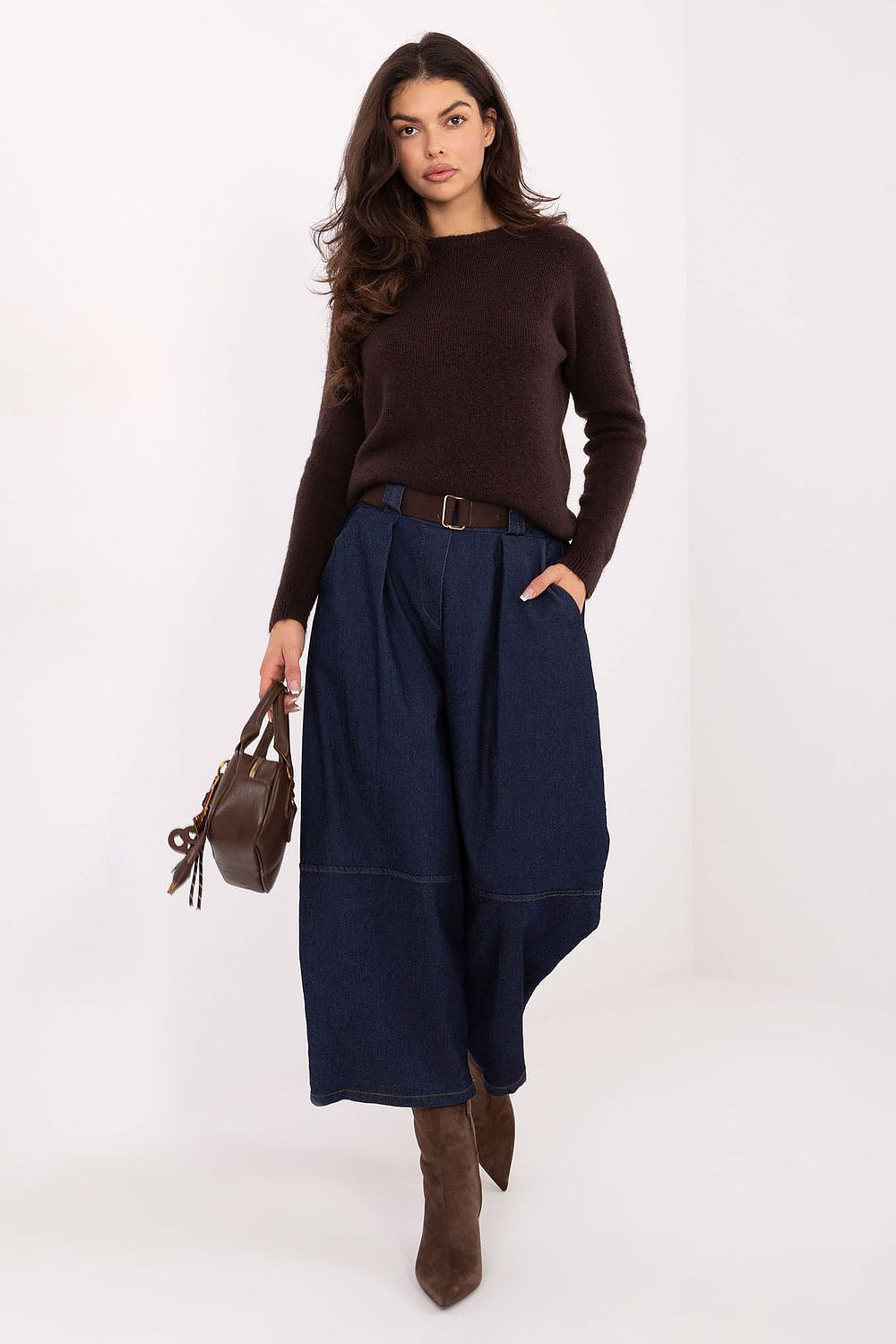 Casual cotton-blend pants featuring elastic waistband and side pockets

